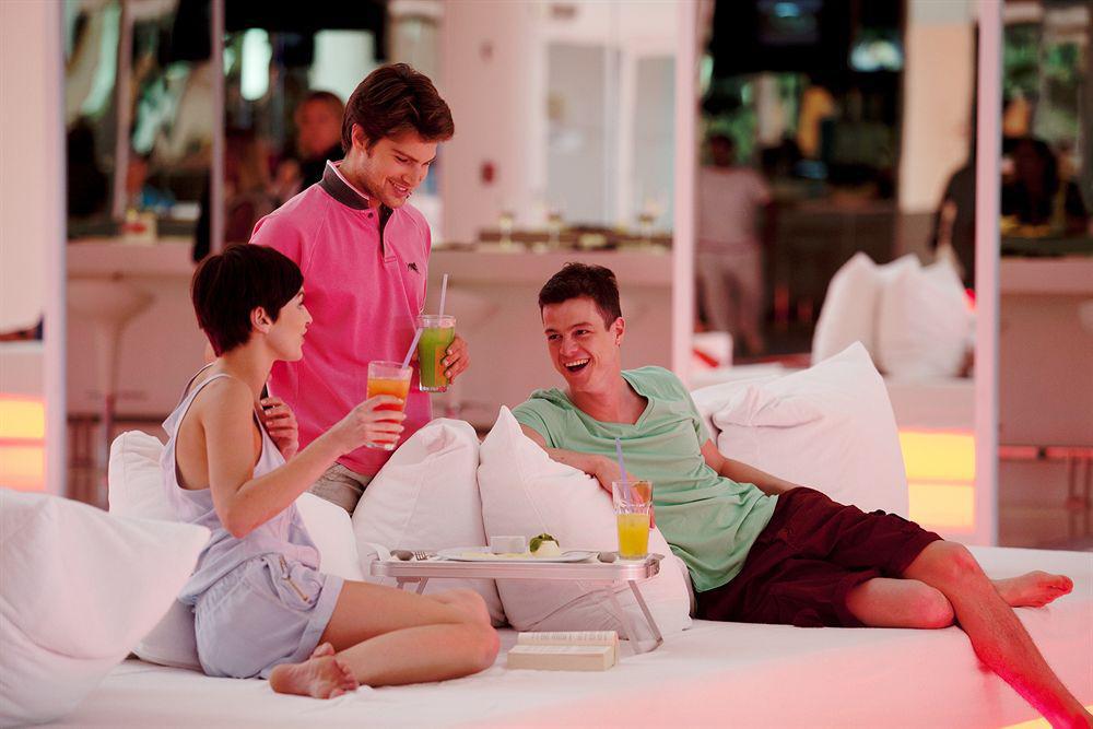Hotel Su & Aqualand Antalya Eksteriør billede A waiter serving drinks